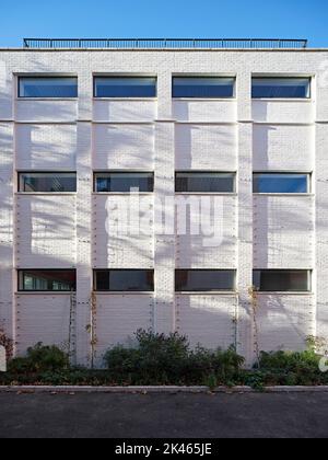 Side elevation, facade painted in white. Pall Mall Deposit, London, United Kingdom. Architect: Stiff + Trevillion Architects, 2021. Stock Photo