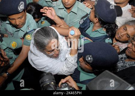 Dhaka, Bangladesh - July16, 2007: Police take former Prime Minister Sheikh Hasina to a Dhaka Chief metropolitan magistrate court. Sheikh Hasina was ar Stock Photo