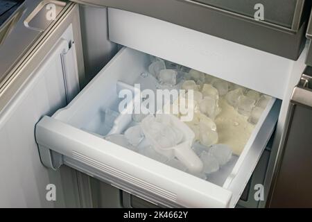 https://l450v.alamy.com/450v/2k4662y/inside-of-automatic-ice-maker-with-a-drawer-of-ice-cubes-and-plastic-scoop-high-angle-view-closeup-pile-of-ice-cubes-in-a-drawer-of-automatic-ice-ma-2k4662y.jpg