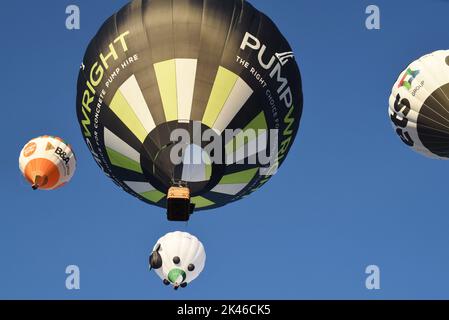 'Bristol Balloon Fiesta 2022', 'hot air balloons','Wes the wolf','Morning flight'Longleat balloons','balloon flight','mass ascent' Stock Photo