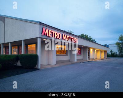 New Hartford, New York - Sep 34, 2022: Landscape Side View of Mtero Mattress Store Exterior. Stock Photo