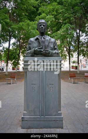 Bronze bust of King  Baudouin (1930-1993) in Place Sainte Gudule, Brussels, Belgium Stock Photo