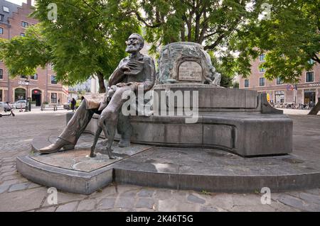 Statue and fountain of Charles Buls (1837-1914), former mayor of Brussels from 1881 to 1899, Agora Square, Brussels, Belgium Stock Photo