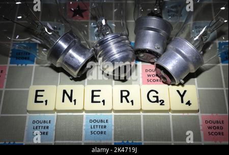 WORD GAME TILES SPELLING 'ENERGY' WITH ELECTRIC LIGHT BULBS RE COST OF LIVING CRISIS RISING COSTS BILLS GAS ELECTRICITY ETC UK Stock Photo