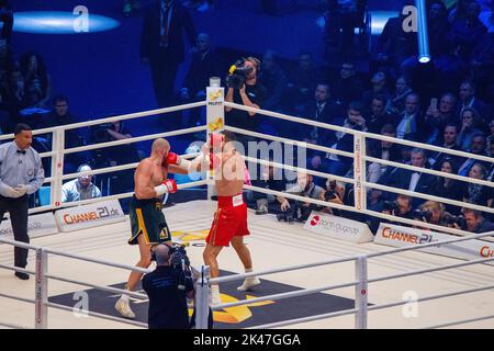 28-11-2015 Dusseldorf, Germany. One of Klitschko's few punches, but he is afraid that he is very afraid of the oncoming strike and holds his right han Stock Photo