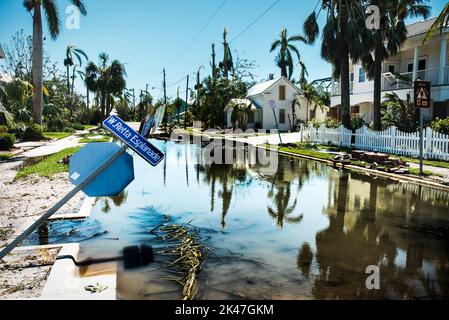 Punta Gorda, Florida, USA. 30th Sep, 2022. Homes are surrounded by water and downed trees in the Punta Gorda historic district near Charlotte harbor. Hurricane Ian made landfall on the coast of South West Florida as a category 4 storm Tuesday afternoon leaving areas affected with flooded streets, downed trees, and scattered debris. (Credit Image: © Jerry Beard/ZUMA Press Wire) Credit: ZUMA Press, Inc./Alamy Live News Stock Photo