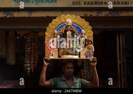 Kolkata, India. 30th Sep, 2022. September 30, Kolkata, India: Porters are seen carring the idols of Goddess Durga, as from 1st of October the Grand Festival-Durga Puja will start according the specific religious dates. Durga Puja, also known as Durgotsava or Sharodotsava, is an annual Hindu festival originating in the Indian subcontinent which reveres and pays homage to the Hindu goddess Durga. on September 30, 2022 in Kolkata, India. (Credit Image: © Sukhomoy  Sen Eyepix Group/eyepix via ZUMA Press Wire) Credit: ZUMA Press, Inc./Alamy Live News Stock Photo