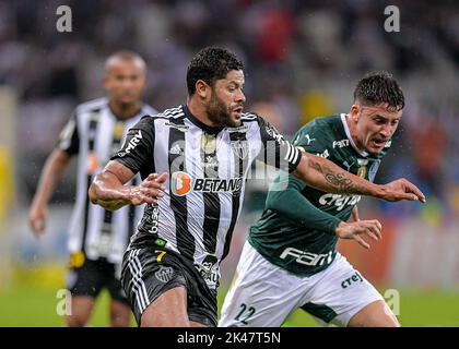 Joaquin Piquerez do Palmeiras disputa o lance com Felipe Carballo