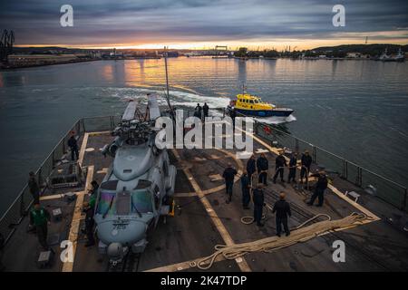 220926-N-GF955-1230  GDYNIA, Poland (Sept. 26, 2022) U.S. Navy Sailors assigned to the Arleigh Burke-class guided-missile destroyer USS Paul Ignatius (DDG 117) stow away a line during sea and anchor detail as the ship departs Gdynia, Poland, after a scheduled port visit, Sept. 26, 2022. Paul Ignatius, forward-deployed to Rota, Spain, is on a scheduled deployment in the U.S. Naval Forces Europe area of operations, employed by U.S. Sixth Fleet, to defend U.S., allied and partner interests. (U.S. Navy photo by Mass Communication Specialist 2nd Class Aaron Lau) Stock Photo