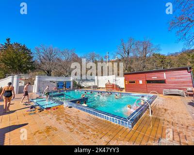 BUDAPEST, HUNGARY - FEB 24, 2022: The open air court of Gellert  Thermal Baths with thermal pool, surrounded with green park, on Feb 24 in Budapest Stock Photo