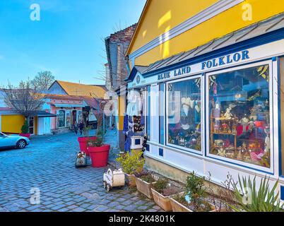 SZENTENDRE, HUNGARY - FEB 24, 2022: The showcase of the small souvenir shop on Alkotmany Street, on Feb 24 in Szentendre Stock Photo