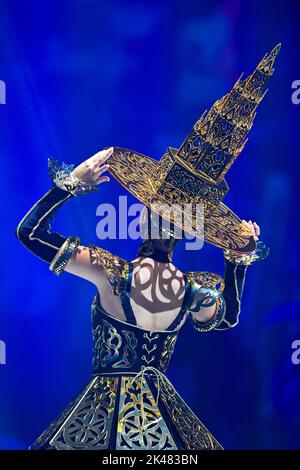 Wellington, New Zealand. 29th Sep, 2022. A model presents a creation during the 2022 World of WearableArt (WOW) in Wellington, New Zealand, Sept. 29, 2022. The Awarding Night of 2022 WOW, a renowned international design competition, was held here on Friday. Credit: Guo Lei/Xinhua/Alamy Live News Stock Photo