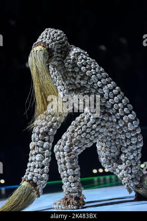 Wellington, New Zealand. 29th Sep, 2022. A model presents a creation during the 2022 World of WearableArt (WOW) in Wellington, New Zealand, Sept. 29, 2022. The Awarding Night of 2022 WOW, a renowned international design competition, was held here on Friday. Credit: Guo Lei/Xinhua/Alamy Live News Stock Photo