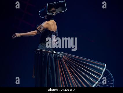 Wellington, New Zealand. 29th Sep, 2022. A model presents a creation during the 2022 World of WearableArt (WOW) in Wellington, New Zealand, Sept. 29, 2022. The Awarding Night of 2022 WOW, a renowned international design competition, was held here on Friday. Credit: Guo Lei/Xinhua/Alamy Live News Stock Photo