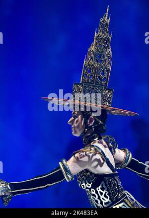 Wellington, New Zealand. 29th Sep, 2022. A model presents a creation during the 2022 World of WearableArt (WOW) in Wellington, New Zealand, Sept. 29, 2022. The Awarding Night of 2022 WOW, a renowned international design competition, was held here on Friday. Credit: Guo Lei/Xinhua/Alamy Live News Stock Photo