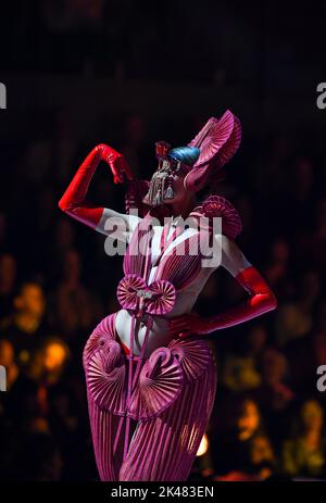 Wellington, New Zealand. 29th Sep, 2022. A model presents a creation during the 2022 World of WearableArt (WOW) in Wellington, New Zealand, Sept. 29, 2022. The Awarding Night of 2022 WOW, a renowned international design competition, was held here on Friday. Credit: Guo Lei/Xinhua/Alamy Live News Stock Photo