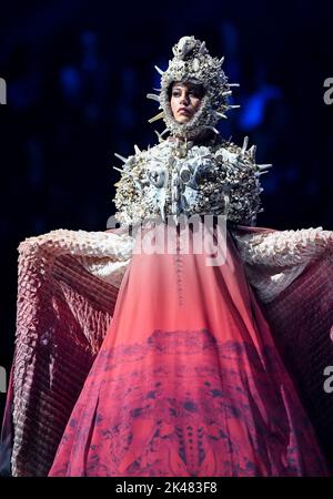 Wellington, New Zealand. 29th Sep, 2022. A model presents a creation during the 2022 World of WearableArt (WOW) in Wellington, New Zealand, Sept. 29, 2022. The Awarding Night of 2022 WOW, a renowned international design competition, was held here on Friday. Credit: Guo Lei/Xinhua/Alamy Live News Stock Photo