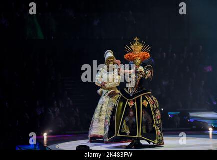 Wellington, New Zealand. 29th Sep, 2022. Models present creations during the 2022 World of WearableArt (WOW) in Wellington, New Zealand, Sept. 29, 2022. The Awarding Night of 2022 WOW, a renowned international design competition, was held here on Friday. Credit: Guo Lei/Xinhua/Alamy Live News Stock Photo