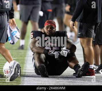 Texas, USA. 30th Sep, 2022. September 30, 2022: Houston defensive lineman Jamykal Neal (95) takes a moment on the sideline after his team fell 27-24 in overtime to Tulane on Sept. 30, 2022 in Houston, Texas. (Credit Image: © Scott Coleman/ZUMA Press Wire) Credit: ZUMA Press, Inc./Alamy Live News Stock Photo