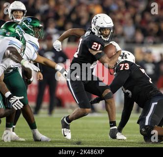 Texas, USA. 30th Sep, 2022. September 30, 2022: Houston running back Stacy Sneed (21) carries the ball during a college football game between the Houston Cougars and the Tulane Green Wave on Sept. 30, 2022 in Houston, Texas. Tulane won 27-24 in overtime. (Credit Image: © Scott Coleman/ZUMA Press Wire) Credit: ZUMA Press, Inc./Alamy Live News Stock Photo