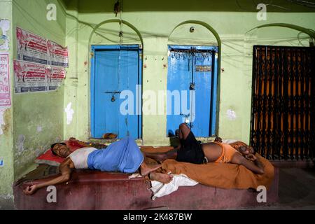 Kolkata, India. 30th Sep, 2022. Poor citizens seen sleeping on the streets of Kolkata. (Photo by Avishek Das/SOPA Images/Sipa USA) Credit: Sipa USA/Alamy Live News Stock Photo