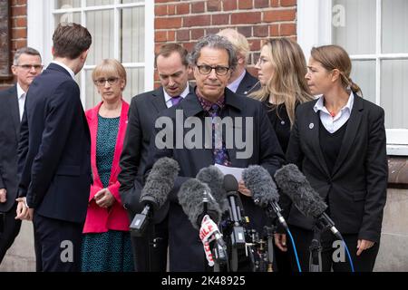London, UK. 30th Sep, 2022. PHOTO:JEFF GILBERT 30th September 2022 Barnet, North London, UK Ian Russell (Molly's father),gives a statement at the end of the final day of the Molly Russell inquest at North London Coronoer’s Court. Credit: Jeff Gilbert/Alamy Live News Stock Photo