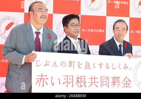 Tokyo, Japan. 1st Oct, 2022. (L-R) Sumo stable master Azumazeki (former sumo wrestler Takamisakari), Health, Labor and Welfare Minister Katsunobu Kato and Japan's Central Community Chest chairman Atsushi Seike pose for photo as they attend a kick-off event of the 'red feather' community chest campaign in Tokyo on Saturday, October 1, 2022. A nationwide campaign of red feather community chest started from October 1 to collect donations and wear red feathers. Credit: Yoshio Tsunoda/AFLO/Alamy Live News Stock Photo