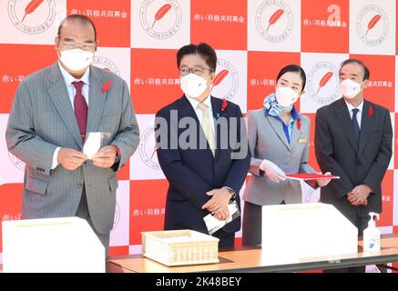 Tokyo, Japan. 1st Oct, 2022. (L-R) Sumo stable master Azumazeki (former sumo wrestler Takamisakari), Health, Labor and Welfare Minister Katsunobu Kato, an ANA cabin attendant and Japan's Central Community Chest chairman Atsushi Seike attend a kick-off event of the 'red feather' community chest campaign in Tokyo on Saturday, October 1, 2022. A nationwide campaign of red feather community chest started from October 1 to collect donations and wear red feathers. Credit: Yoshio Tsunoda/AFLO/Alamy Live News Stock Photo