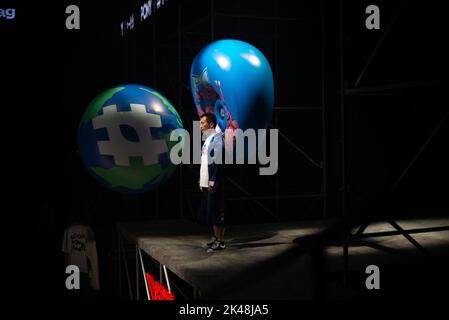 SHANGHAI, CHINA - SEPTEMBER 29, 2022 - Commentator Huang Jianxiang attends the SS 2023 Shanghai Fashion Week in Shanghai, China, Sept 29, 2022. Stock Photo