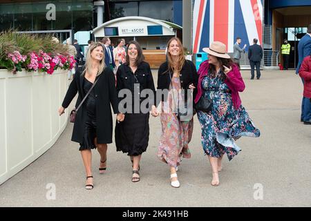 Ascot, Berkshire, UK. 1st October, 2022. Racegoers arriving at Ascot Racecourse for the second day of the Peroni Italia Autumn Racing Weekend. Credit: Maureen McLean/Alamy Live News Stock Photo