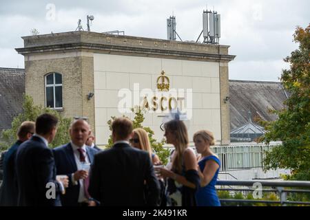 Ascot, Berkshire, UK. 1st October, 2022. Racegoers arriving at Ascot Racecourse for the second day of the Peroni Italia Autumn Racing Weekend. Credit: Maureen McLean/Alamy Live News Stock Photo