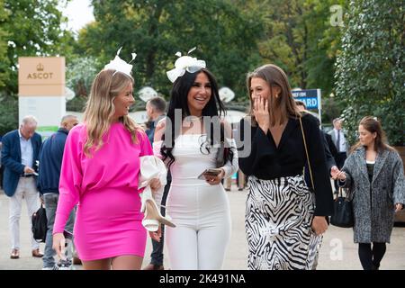 Ascot, Berkshire, UK. 1st October, 2022. Racegoers arriving at Ascot Racecourse for the second day of the Peroni Italia Autumn Racing Weekend. Credit: Maureen McLean/Alamy Live News Stock Photo