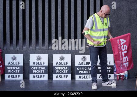 London, UK. 1st October, 2022. Striking train drivers outside King Cross station. Members of Associated Society of Locomotive Engineers and Firemen(ASLEF) form a picket line. Credit: Guy Corbishley/Alamy Live News Stock Photo