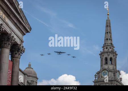 RAF Battle of Britain Memorial flight fly over London to commemorate the Queen's Platinum Jubilee, Trafalgar Square, London, England, UK Stock Photo