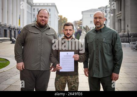 Kyiv, Ukraine. 01st Oct, 2022. (221001) -- KIEV, Oct. 1, 2022 (Xinhua) -- Photo provided by the Ukrainian Presidential Office shows Ukrainian President Volodymyr Zelensky (C) presenting Ukraine's application for fast-track NATO membership on Sept. 30, 2022. (Ukrainian Presidential Office/Handout via Xinhua) Credit: Xinhua/Alamy Live News Stock Photo