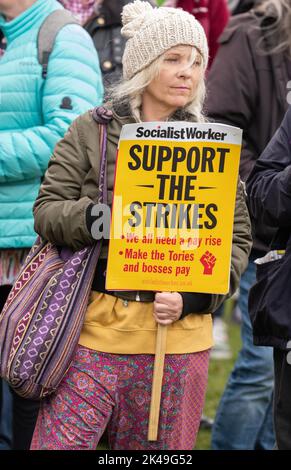 Support the Strikes sign. Manchester, UK. 01st Oct, 2022. ENOUGH IS ENOUGH DEMONSTRATION MANCHESTER UK 1ST OCTOBER 2022 Picture credit garyroberts/worldwidefeatures. Credit: GaryRobertsphotography/Alamy Live News Stock Photo