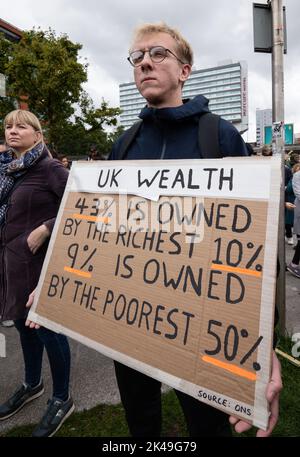 Banner highlighting wealth inequality. Piccadilly GardensManchester, UK. 01st Oct, 2022. ENOUGH IS ENOUGH DEMONSTRATION MANCHESTER UK 1ST OCTOBER 2022 Picture credit garyroberts/worldwidefeatures. Credit: GaryRobertsphotography/Alamy Live News Stock Photo