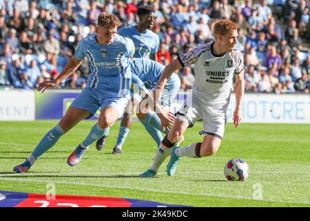Coventry, UK. 1st October 2022Middlesbrough's Duncan Watmore ets away from Coventry City's Callum Doyle during the first half of the Sky Bet Championship match between Coventry City and Middlesbrough at the Coventry Building Society Arena, Coventry on Saturday 1st October 2022. (Credit: John Cripps | MI News) Credit: MI News & Sport /Alamy Live News