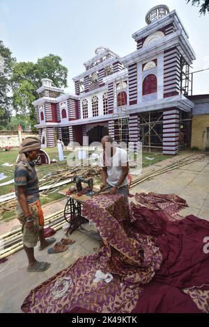 Kanpur, India. 01st Oct, 2022. On this Sasthi day, the Durga Puja Pandal is being completed. (Photo by Biswarup Ganguly/Pacific Press) Credit: Pacific Press Media Production Corp./Alamy Live News Stock Photo