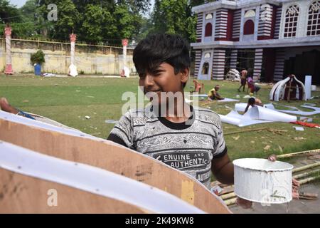 Kanpur, India. 01st Oct, 2022. On this Sasthi day, the Durga Puja Pandal is being completed. (Photo by Biswarup Ganguly/Pacific Press) Credit: Pacific Press Media Production Corp./Alamy Live News Stock Photo