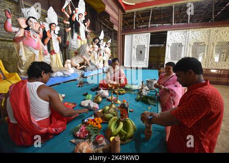 Kanpur, India. 01st Oct, 2022. On this Sasthi day, the Durga Puja Pandal is being completed. (Photo by Biswarup Ganguly/Pacific Press) Credit: Pacific Press Media Production Corp./Alamy Live News Stock Photo