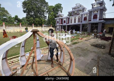 Kanpur, India. 01st Oct, 2022. On this Sasthi day, the Durga Puja Pandal is being completed. (Photo by Biswarup Ganguly/Pacific Press) Credit: Pacific Press Media Production Corp./Alamy Live News Stock Photo