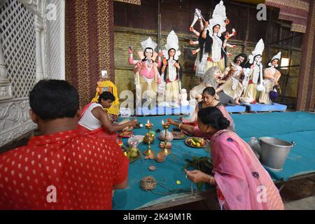 Kanpur, India. 01st Oct, 2022. On this Sasthi day, the Durga Puja Pandal is being completed. (Photo by Biswarup Ganguly/Pacific Press) Credit: Pacific Press Media Production Corp./Alamy Live News Stock Photo