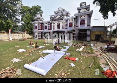 Kanpur, India. 01st Oct, 2022. On this Sasthi day, the Durga Puja Pandal is being completed. (Photo by Biswarup Ganguly/Pacific Press) Credit: Pacific Press Media Production Corp./Alamy Live News Stock Photo