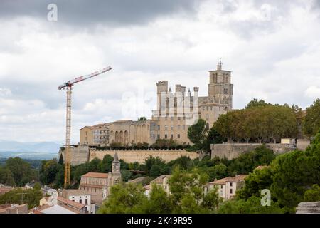 View of Béziers Cathedral or Cathédrale Saint-Nazaire-et-Saint-Celse de Béziers, Hérault, Occitanie, South France. Stock Photo