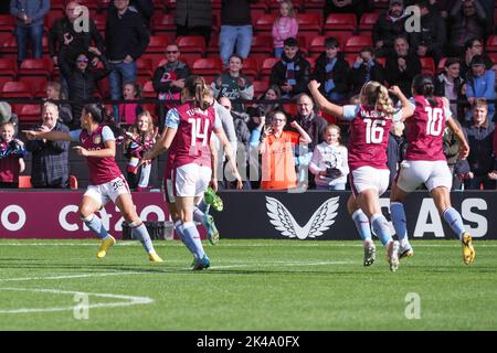 Walsall, UK. 01st Oct, 2022. Walsall, England, October 2nd 2022: Aston Villa players celebrate during the FA Womens Continental League Cup game between Aston Villa and Manchester United at Bescot Stadium in Walsall, England (Natalie Mincher/SPP) Credit: SPP Sport Press Photo. /Alamy Live News Stock Photo