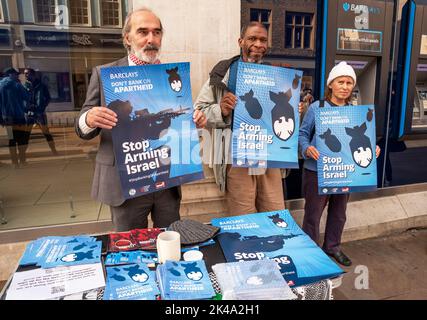 Oxford, UK. 1st October 2022. Day of Action against Barclays. Protesting outside Barclays Bank in Cornmarket Street, Oxford. Protesters demanding the bank stop investing in arms companies supplying Israel with weapons and military technology used against Palestinians. Called by the Palestine Solidarity Campaign, Campaign Against Arms Trade, and War on Want. Credit: Stephen Bell/Alamy Live News Stock Photo