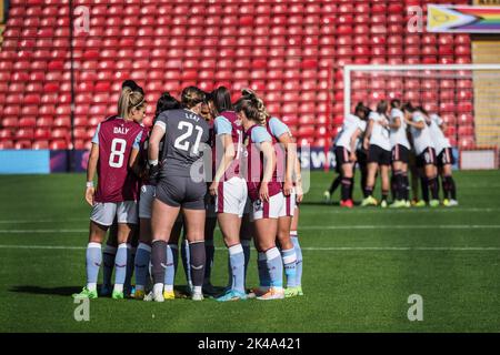 Walsall, UK. 01st Oct, 2022. Walsall, England, October 2nd 2022: Team huddles before kick off during the FA Womens Continental League Cup game between Aston Villa and Manchester United at Bescot Stadium in Walsall, England (Natalie Mincher/SPP) Credit: SPP Sport Press Photo. /Alamy Live News Stock Photo