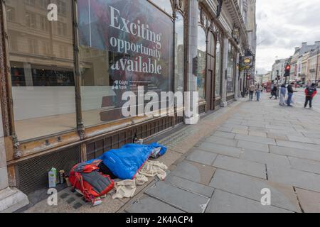 London, UK. 1st Oct, 2022. London, UK. A homeless person sleeps in a sleeping bag on The Strand. Credit: Penelope Barritt/Alamy Live News Stock Photo