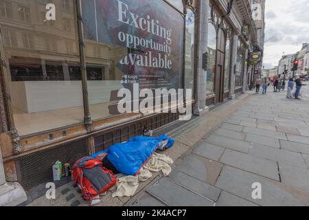 London, UK. 1st Oct, 2022. London, UK. A homeless person sleeps in a sleeping bag on The Strand. Credit: Penelope Barritt/Alamy Live News Stock Photo